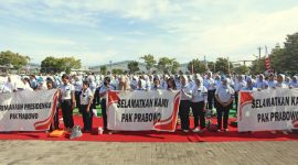Karyawan PT Sritex membentang spanduk permohonan kepada Presiden Prabowo Subianto untuk menyelamatkan mereka dari PHK massal. (instagram.com/sritexindonesia)