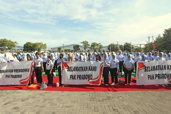 Karyawan PT Sritex membentang spanduk permohonan kepada Presiden Prabowo Subianto untuk menyelamatkan mereka dari PHK massal. (instagram.com/sritexindonesia)