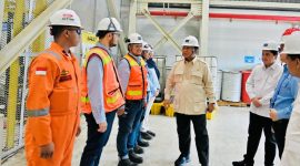 Presiden Prabowo Subianto melakukan kunjungan langsung ke smelter PT Freeport Indonesia yang terletak di Kabupaten Gresik, Jawa Timur, pada Senin (17/3/2025). //Dok. Biro Pers Sekretariat Negara//