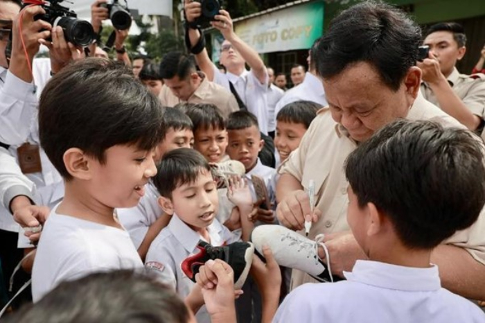 Presiden Prabowo Subianto percepat pembangunan Sekolah Rakyat untuk anak-anak keluarga miskin, mulai dari tingkat SMA di Bekasi.  (Instagram.com/@prabowo)