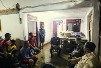 Potret Presiden Prabowo Subianto sedang ngobrol sembari menunggu buka puasa di rumah seorang warga terdampak banjir di Bekasi (X.com/@prabowo)