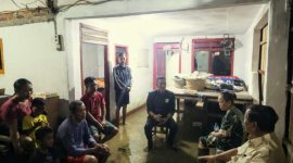 Potret Presiden Prabowo Subianto sedang ngobrol sembari menunggu buka puasa di rumah seorang warga terdampak banjir di Bekasi (X.com/@prabowo)
