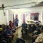 Potret Presiden Prabowo Subianto sedang ngobrol sembari menunggu buka puasa di rumah seorang warga terdampak banjir di Bekasi (X.com/@prabowo)