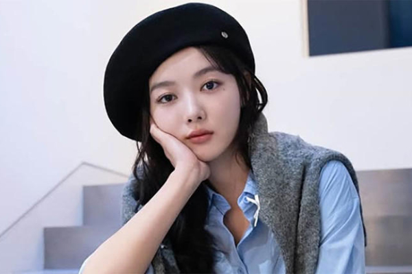 Beredar pula video yang memperlihatkan Kim Soo Hyun memeluk Kim Yoo Jung di lokasi syuting, yang membuat banyak netizen menyebutnya sebagai pedofil. Hingga saat ini, belum ada klarifikasi resmi dari pihak Kim Soo Hyun mengenai isu yang semakin banyak menyeretnya.