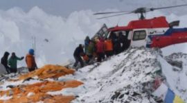 Proses evakuasi pendaki yang tewas di Carstensz Pyramid Papua Tengah, Elsa Laksono dan Lilie Wijayanti Poegiono. (Istimewa)