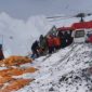 Proses evakuasi pendaki yang tewas di Carstensz Pyramid Papua Tengah, Elsa Laksono dan Lilie Wijayanti Poegiono. (Istimewa)