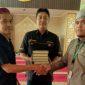 Sebanyak 30 mushaf Al-Qur'an diserahkan Kepada Badan Wakaf Al-Qur'an untuk didistribusikan ke Masjid dan Musala, baik di Jakarta maupun di Pelosok Daerah. (Dok Humas Polres Jakarta Barat)