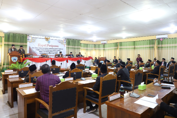 Bupati dan Wakil Bupati Nagekeo hadiri Rapat Paripurna DPRD, sampaikan pidato perdana serta paparkan visi-misi pembangunan 2025-2030.