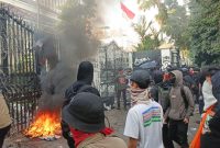 Demo Tolak RUU TNI, Mahasiswa dan Masyarakat Bandung Raya Aksi di gedung DPRD Jawa Barat. (Dok. NET)