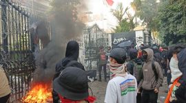 Demo Tolak RUU TNI, Mahasiswa dan Masyarakat Bandung Raya Aksi di gedung DPRD Jawa Barat. (Dok. NET)