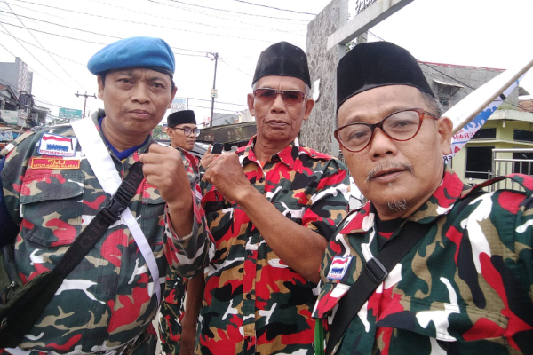 Pembagian takjil oleh Laskar Merah Putih kepada warga di Rajeg, Tangerang, Banten.