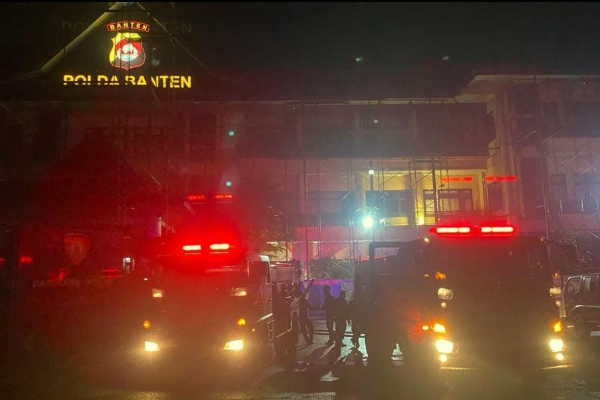 Kebakaran terjadi di Polda Banten, lantai 3 ruang staf terbakar. Api berhasil dipadamkan dalam 40 menit, penyebab masih diselidiki. (Dok. Humas Polda Banten)