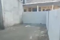 Penampakan tembok yang menutup akses jalan ke rumah Lansia, bernama Ribu, di Teluk Naga, Tangerang, Banten. (Tangakapan Layar)