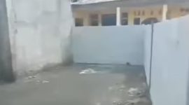 Penampakan tembok yang menutup akses jalan ke rumah Lansia, bernama Ribu, di Teluk Naga, Tangerang, Banten. (Tangakapan Layar)