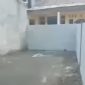 Penampakan tembok yang menutup akses jalan ke rumah Lansia, bernama Ribu, di Teluk Naga, Tangerang, Banten. (Tangakapan Layar)