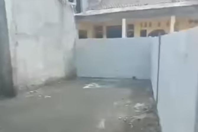 Penampakan tembok yang menutup akses jalan ke rumah Lansia, bernama Ribu, di Teluk Naga, Tangerang, Banten. (Tangakapan Layar)
