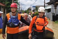 Rumah Zakat telah mengerahkan sebanyak 23 relawan untuk membantu proses evakuasi warga yang terdampak banjir di wilayah Jabodetabek. (Dok. Rumah Zakat)