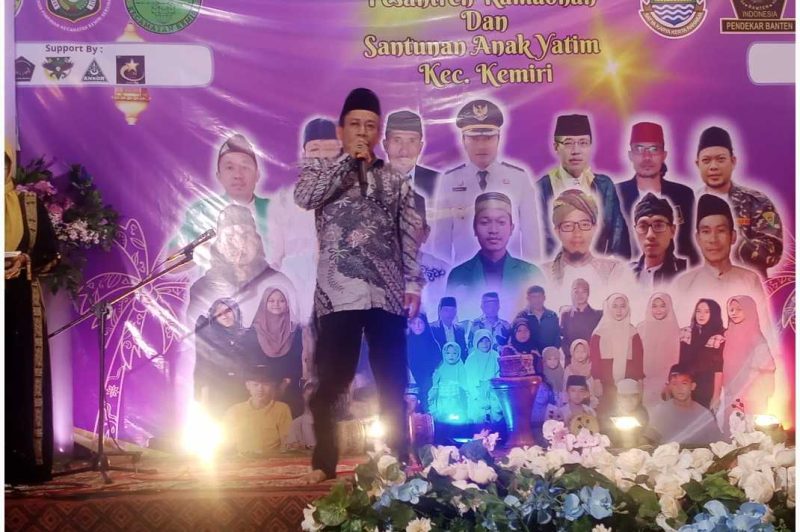Kepala Desa Kemiri Suhud menyampaikan apresiasi dan dukungan penuh kepada panitia yang telah menggelar acara santunan ini. (Dok. Ahmad/Metrosiar). 