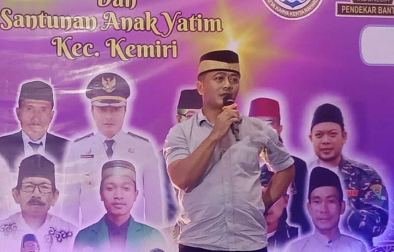 Camat Kemiri, Hendarto, menghadiri santunan yatim di Padepokan Macan Putih Kemiri, sebagai wujud kepedulian sosial dan dukungan terhadap anak yatim. (Foto: Ahmad/Metrosiar)