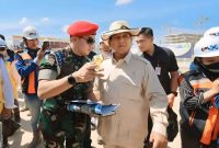 Panglima TNI Agus Subiyanto resmi menaikkan pangkat Seskab Teddy Indra Wijaya (kiri) dari Mayor ke Letkol dalam keputusan yang sesuai regulasi TNI. (instagram.com/teddyindrawijayaa)