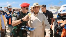 Panglima TNI Agus Subiyanto resmi menaikkan pangkat Seskab Teddy Indra Wijaya (kiri) dari Mayor ke Letkol dalam keputusan yang sesuai regulasi TNI. (instagram.com/teddyindrawijayaa)