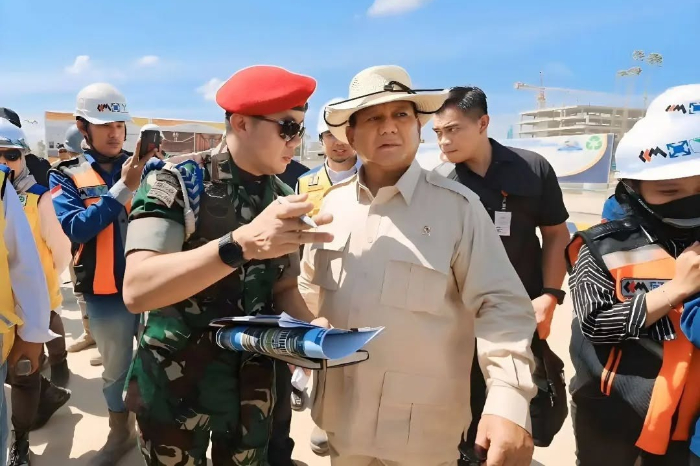 Panglima TNI Agus Subiyanto resmi menaikkan pangkat Seskab Teddy Indra Wijaya (kiri) dari Mayor ke Letkol dalam keputusan yang sesuai regulasi TNI. (instagram.com/teddyindrawijayaa)