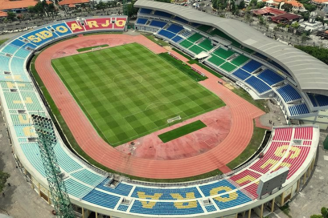 Presiden Prabowo Subianto sebut renovasi 17 stadion berstandar FIFA sebagai prestasi pemerintahan Jokowi, dan berkomitmen lanjutkan pengembangan sepak bola.