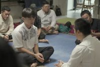 Potret Felix Siauw Tuntun Steven Wongso Ucapkan Kalimat Syahadat di depan para saksi. (Dok. Felix Siauw)