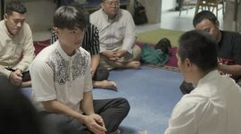 Potret Felix Siauw Tuntun Steven Wongso Ucapkan Kalimat Syahadat di depan para saksi. (Dok. Felix Siauw)