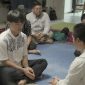 Potret Felix Siauw Tuntun Steven Wongso Ucapkan Kalimat Syahadat di depan para saksi. (Dok. Felix Siauw)