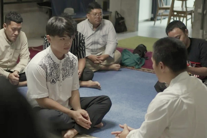 Potret Felix Siauw Tuntun Steven Wongso Ucapkan Kalimat Syahadat di depan para saksi. (Dok. Felix Siauw)