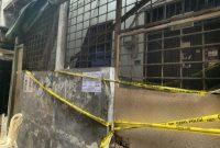 Polisi selidiki kasus pembunuhan ibu dan anak di Tambora, Jakarta Barat. Tiga saksi, termasuk anak korban, telah diperiksa dalam penyelidikan ini. Potret tempat kejadian yang diberi garis polisi. (Foto via Kumparan.com)