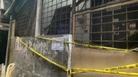 Polisi selidiki kasus pembunuhan ibu dan anak di Tambora, Jakarta Barat. Tiga saksi, termasuk anak korban, telah diperiksa dalam penyelidikan ini. Potret tempat kejadian yang diberi garis polisi. (Foto via Kumparan.com)