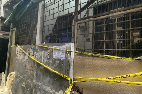 Polisi selidiki kasus pembunuhan ibu dan anak di Tambora, Jakarta Barat. Tiga saksi, termasuk anak korban, telah diperiksa dalam penyelidikan ini. Potret tempat kejadian yang diberi garis polisi. (Foto via Kumparan.com)