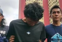 Polisi menangkap terduga pelaku pembunuhan ibu dan anak di Tambora, Jakarta Barat, yang ditemukan membusuk dalam penampungan air, toren. Barang bukti ditemukan, motif masih diselidiki. Foto terduga pelaku pembunuhan menunduk saat digiring polisi. (DOK. Polisi)