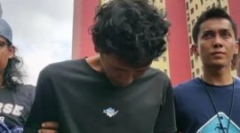 Polisi menangkap terduga pelaku pembunuhan ibu dan anak di Tambora, Jakarta Barat, yang ditemukan membusuk dalam penampungan air, toren. Barang bukti ditemukan, motif masih diselidiki. Foto terduga pelaku pembunuhan menunduk saat digiring polisi. (DOK. Polisi)