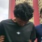 Polisi menangkap terduga pelaku pembunuhan ibu dan anak di Tambora, Jakarta Barat, yang ditemukan membusuk dalam penampungan air, toren. Barang bukti ditemukan, motif masih diselidiki. Foto terduga pelaku pembunuhan menunduk saat digiring polisi. (DOK. Polisi)