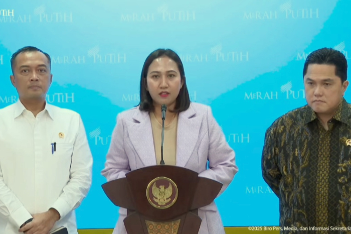 Hadir dalam pertemuan tersebut Menteri Ketenagakerjaan Yassierli, Menteri Sekretaris Negara Prasetyo Hadi, serta Tim Kurator PT Sritex, Nurma Sadikin. 