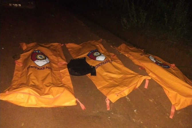 Tiga jenazah anggota polisi yang tewas saat gerebek judi sabung ayam di Kabupaten Way Kanan, Lampung, pada Senin 17 Maret 2025 sore hari. (Dok. Polisi)