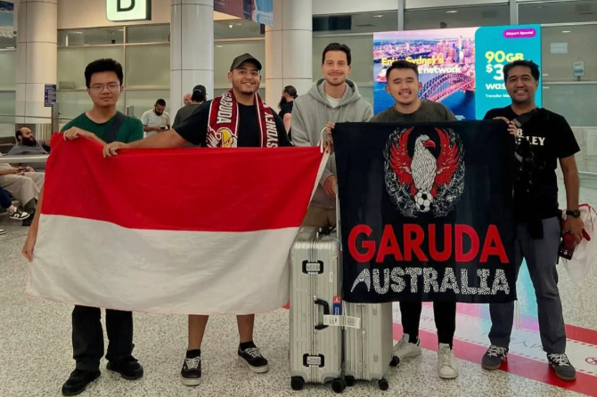 Para pemain Timnas Indonesia mulai tiba di Sydney, Australia, melalui penerbangan masing-masing sepanjang akhir pekan 15-16 Maret 2025, menandakan persiapan tim untuk laga Australia vs Indonesia dalam Kualifikasi Piala Dunia 2026. Sebanyak 20 pemain Timnas Indonesia dipastikan akan berkumpul di Sydney pada Senin (17/3/2025), dan siap bertanding pada laga lanjutan Grup C pada Kamis (20/3/2025).