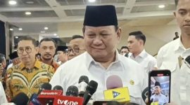 Presiden Prabowo Subianto mengangkat jempol saat menjawab pertanyaan awak media terkait pengangkatan CPNS. (Dok. Istimewa) 