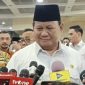 Presiden Prabowo Subianto mengangkat jempol saat menjawab pertanyaan awak media terkait pengangkatan CPNS. (Dok. Istimewa) 