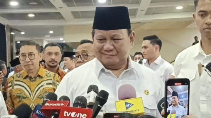 Presiden Prabowo Subianto mengangkat jempol saat menjawab pertanyaan awak media terkait pengangkatan CPNS. (Dok. Istimewa) 