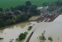 Kondisi banjir merendam jalur kereta api Semarang-Surabaya di Desa Papanrejo, Kecamatan Gubug, Kabupaten Grobogan, Jawa Tengah. (Dok. Instagram@explorepapanrejo).
