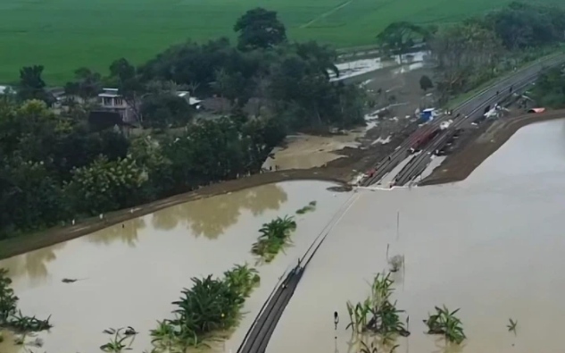 Kondisi banjir merendam jalur kereta api Semarang-Surabaya di Desa Papanrejo, Kecamatan Gubug, Kabupaten Grobogan, Jawa Tengah. (Dok. Instagram@explorepapanrejo).