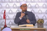 Zakat fitrah wajib dibayar sebelum salat Idulfitri, umumnya dalam bentuk makanan pokok untuk membantu fakir miskin merayakan hari raya dengan layak. Potret Ustaz Adi Hidayat dalam kajian Ramadan di YouTube Officialnya. (TL YouTube Adi Hidayat Official)
