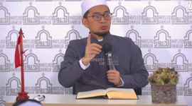Zakat fitrah wajib dibayar sebelum salat Idulfitri, umumnya dalam bentuk makanan pokok untuk membantu fakir miskin merayakan hari raya dengan layak. Potret Ustaz Adi Hidayat dalam kajian Ramadan di YouTube Officialnya. (TL YouTube Adi Hidayat Official)
