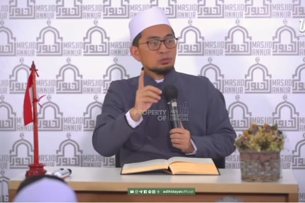 Zakat fitrah wajib dibayar sebelum salat Idulfitri, umumnya dalam bentuk makanan pokok untuk membantu fakir miskin merayakan hari raya dengan layak. Potret Ustaz Adi Hidayat dalam kajian Ramadan di YouTube Officialnya. (TL YouTube Adi Hidayat Official)