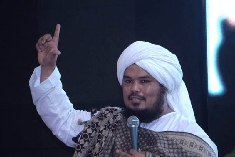 Ustaz Derry Sulaiman berbicara kepada wartawan mengenai kebahagiaannya melihat banyaknya figur publik yang mendapatkan hidayah di bulan Ramadan, termasuk dokter Richard Lee dan Bobon Santoso, yang baru saja memeluk agama Islam.