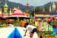 Gubernur Jawa Barat, Dedi Mulyadi, memerintahkan pembongkaran Wisata Hibisc Fantasy di Puncak Bogor terkait pelanggaran alih fungsi lahan yang meluas. (instagram.com/hibiscfantasypuncak_bogor)